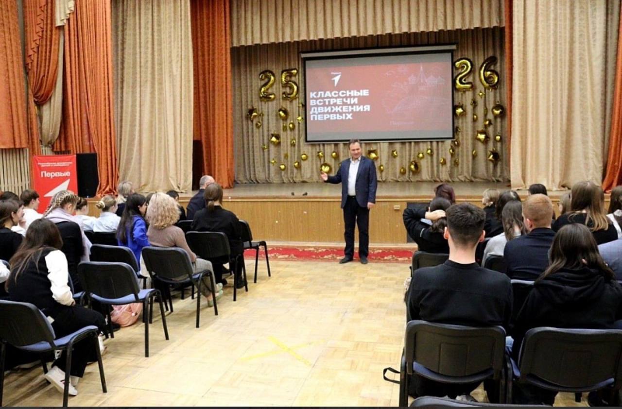 Сотрудники полиции УМВД России по г.о. Воскресенск и председатель Общественного совета Александр Елисеев провели для учеников старших классов гимназии информационную акцию «Будь в форме», направленную на популяризацию службы...