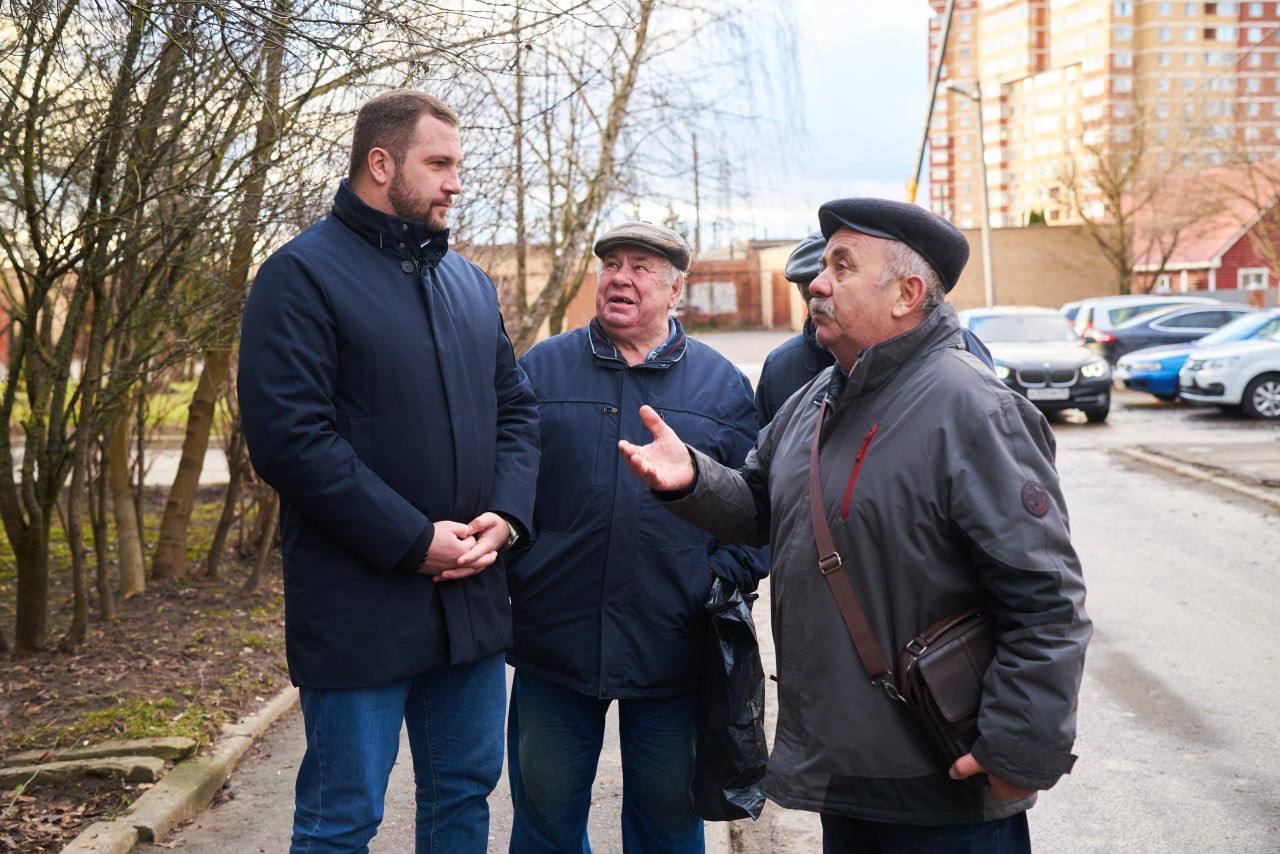 Михаил Собакин: Проконтролировал содержание внутридворовых территорий и общественных пространств по улице Вишневый бульвар и Чехова Михаил Собакин: Проконтролировал содержание внутридворовых территорий и общественных пространств по улице Вишневый бульвар и Чехова