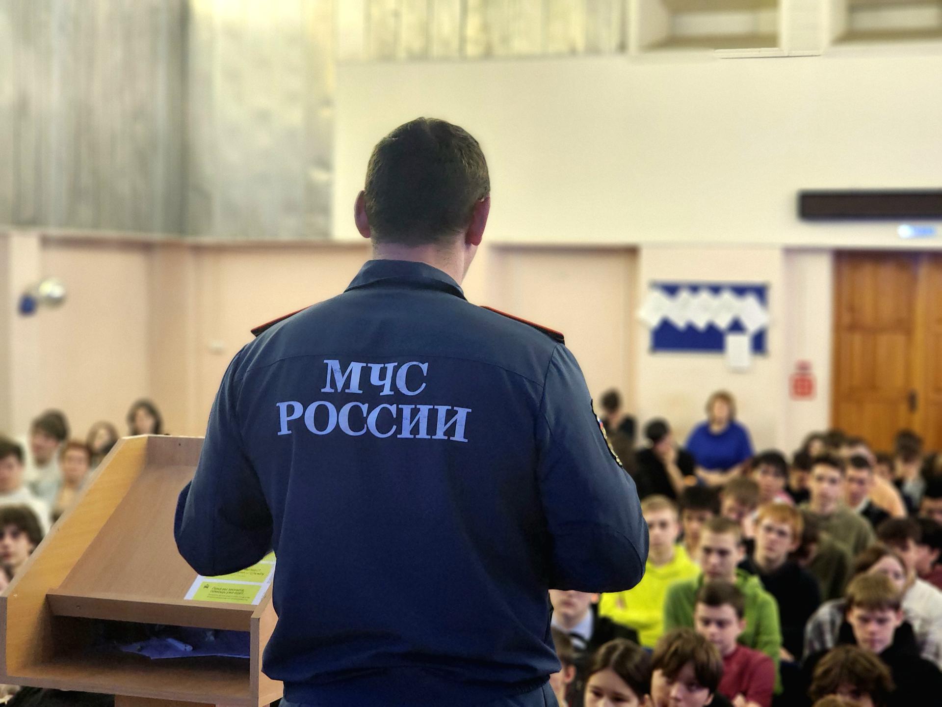 Спасатели Реутова рассказали студентам о правилах безопасности зимой Спасатели Реутова рассказали студентам о правилах безопасности зимой