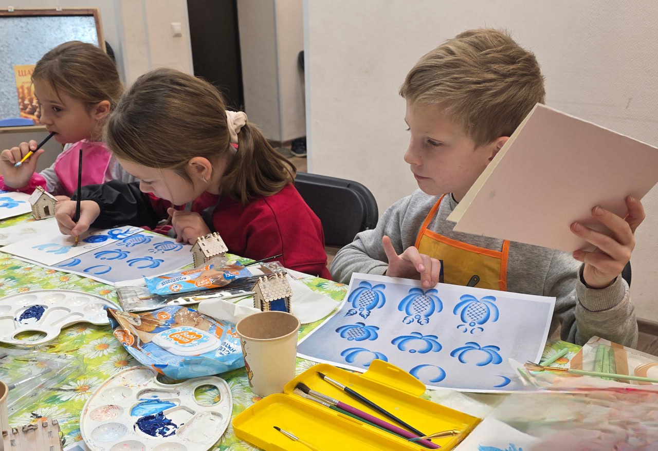 В Крюковской библиотеке муниципального округа Чехов состоялся художественный мастер-класс «Гжельская роспись» В Крюковской библиотеке муниципального округа Чехов состоялся художественный мастер-класс «Гжельская роспись»