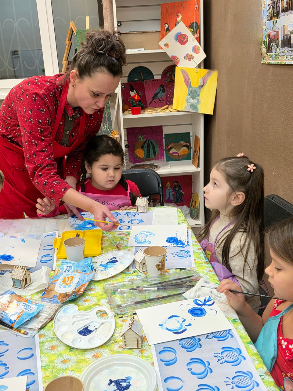 В Крюковской библиотеке муниципального округа Чехов состоялся художественный мастер-класс «Гжельская роспись» В Крюковской библиотеке муниципального округа Чехов состоялся художественный мастер-класс «Гжельская роспись»