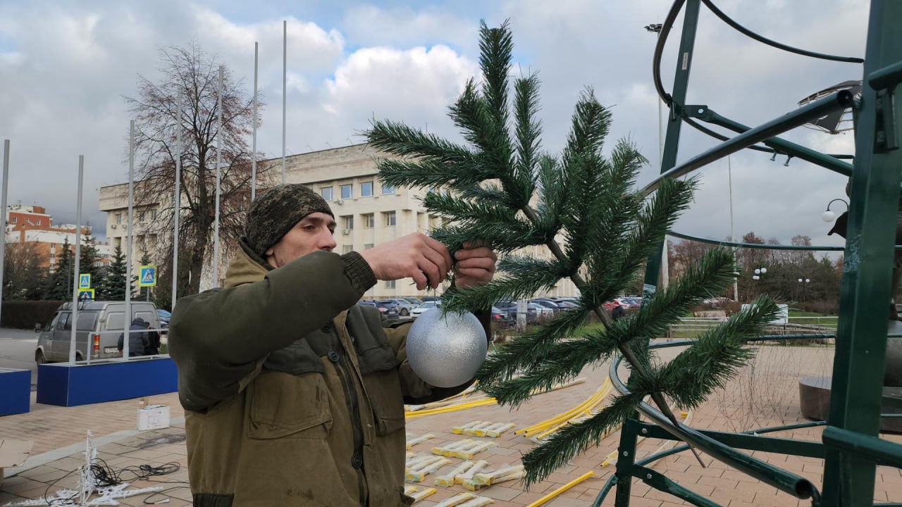 У входа в Центральный парк в Люберцах начали устанавливать 14-метровую новогоднюю ёлку У входа в Центральный парк в Люберцах начали устанавливать 14-метровую новогоднюю ёлку