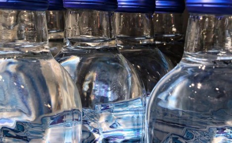 Продажу алкоголя в общепите во дворах Подмосковья ограничат двумя часами в день — с 13:00 до 15:00