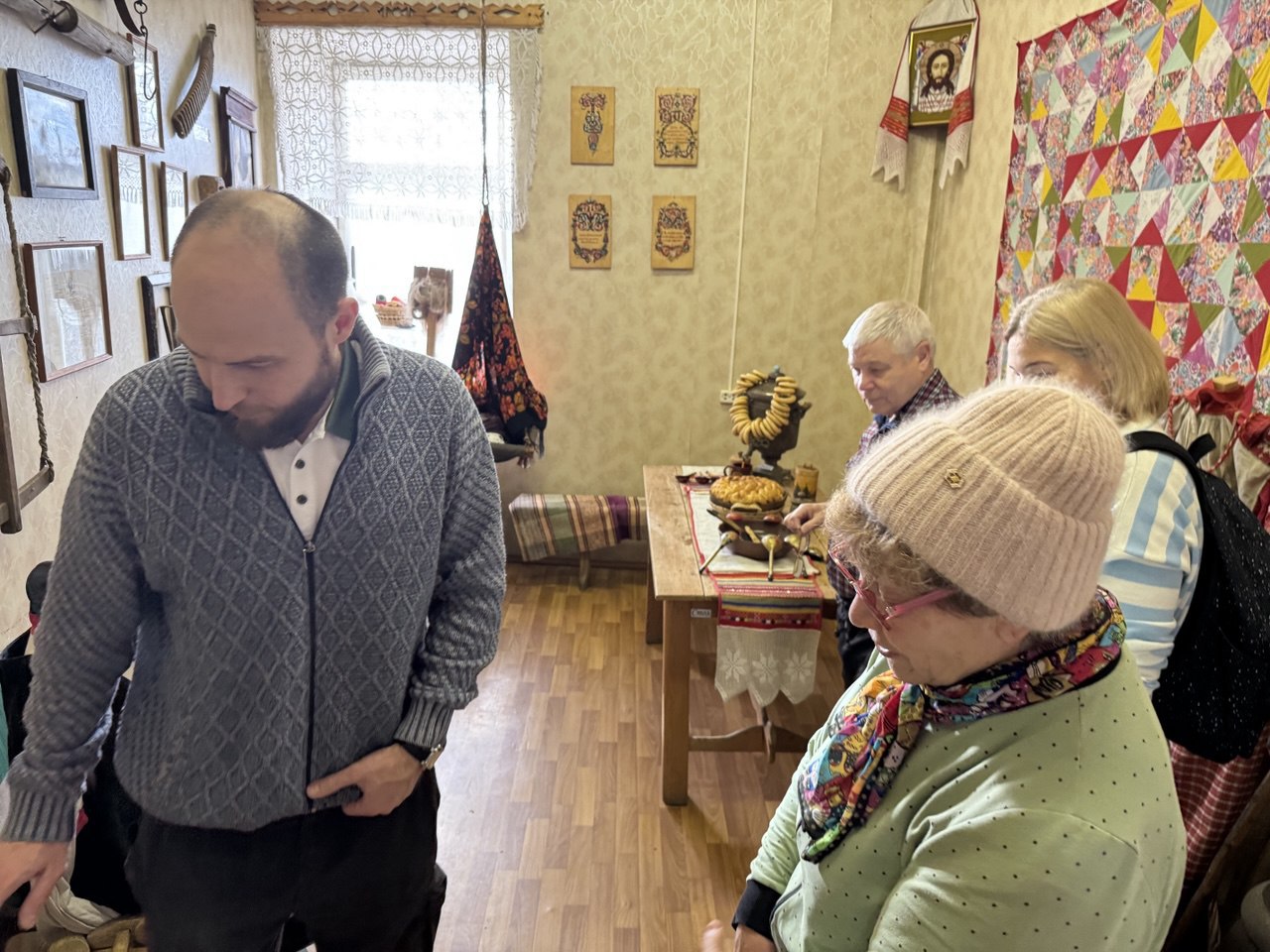 В обязательную программу туриста, отпускника и гостя нашего города и района входит посещение местных достопримечательностей В обязательную программу туриста, отпускника и гостя нашего города и района входит посещение местных достопримечательностей