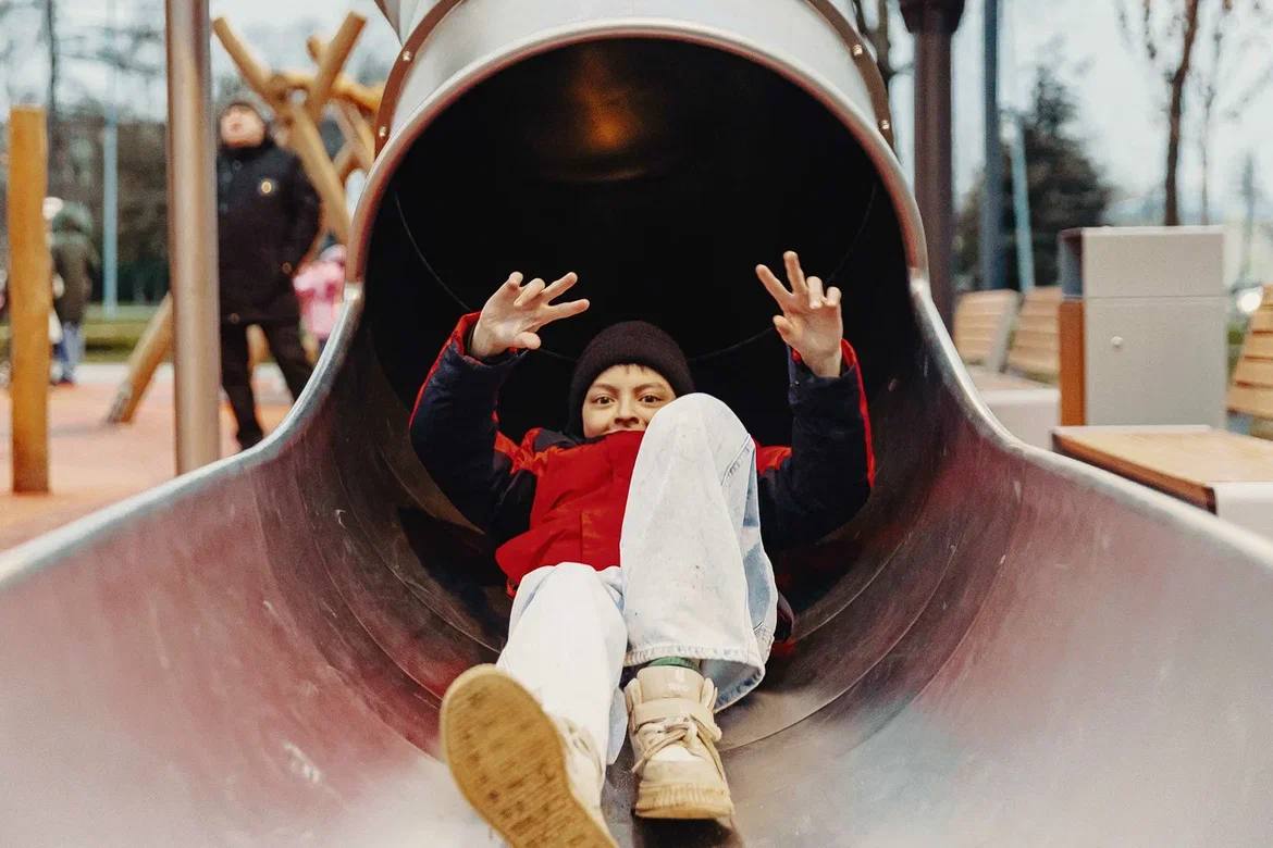 Горки, батуты, качели!. Центральный сквер Дрезны – настоящая пешеходная артерия города, здесь ежедневно проходит большое количество жителей Горки, батуты, качели!. Центральный сквер Дрезны – настоящая пешеходная артерия города, здесь ежедневно проходит большое количество жителей