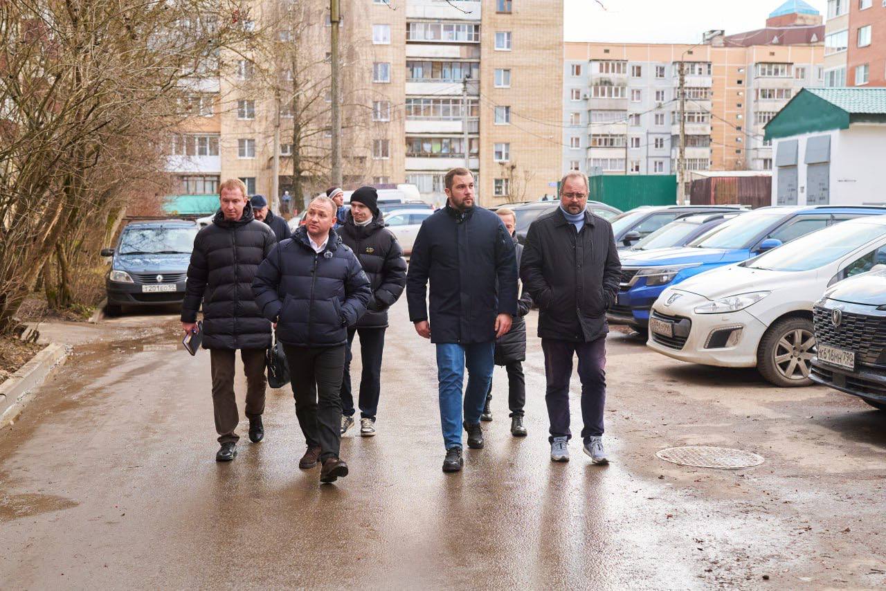 Михаил Собакин: Проконтролировал содержание внутридворовых территорий и общественных пространств по улице Вишневый бульвар и Чехова