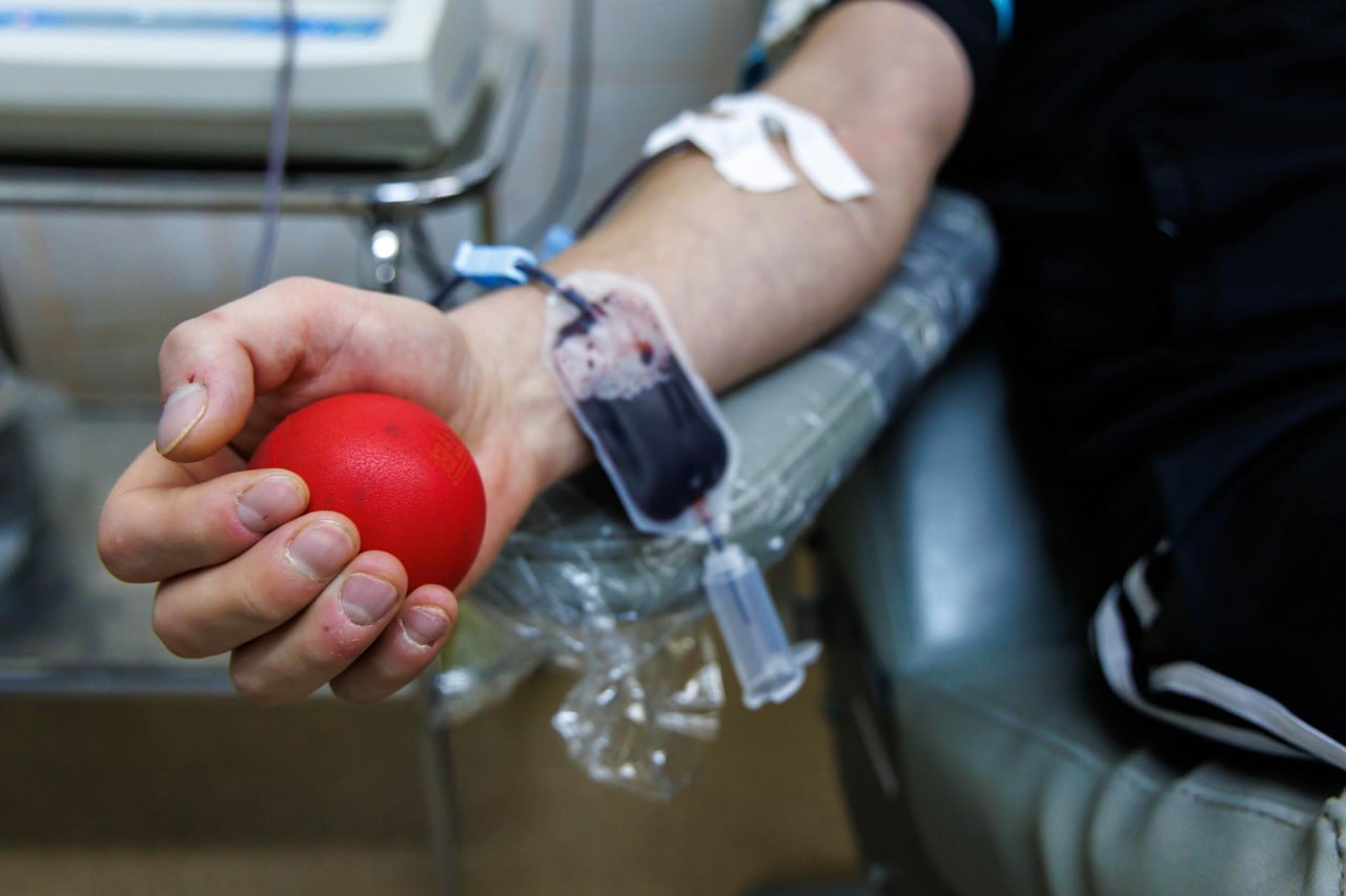 Удостоверение «Почётный донор России» вручили кровельщику в Люберцах Удостоверение «Почётный донор России» вручили кровельщику в Люберцах