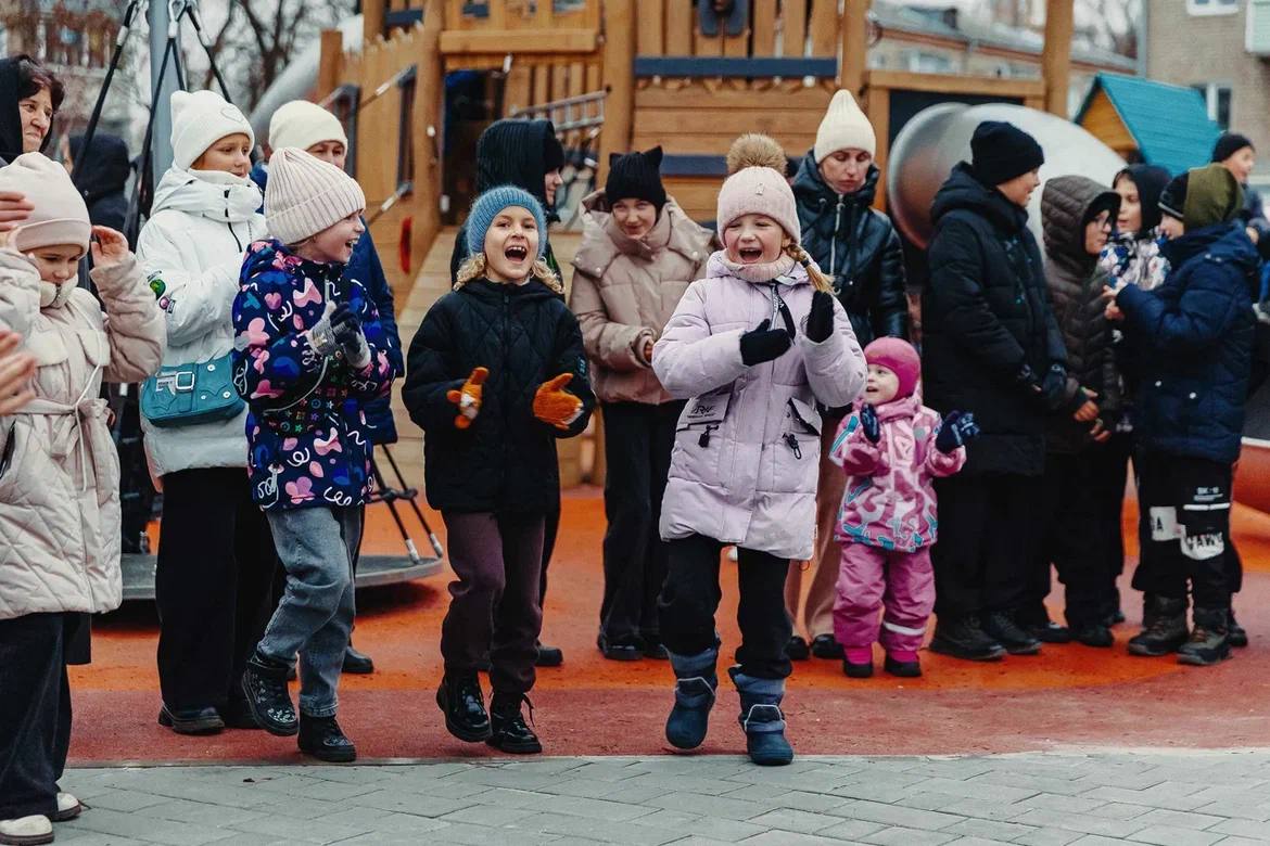 Горки, батуты, качели!. Центральный сквер Дрезны – настоящая пешеходная артерия города, здесь ежедневно проходит большое количество жителей Горки, батуты, качели!. Центральный сквер Дрезны – настоящая пешеходная артерия города, здесь ежедневно проходит большое количество жителей