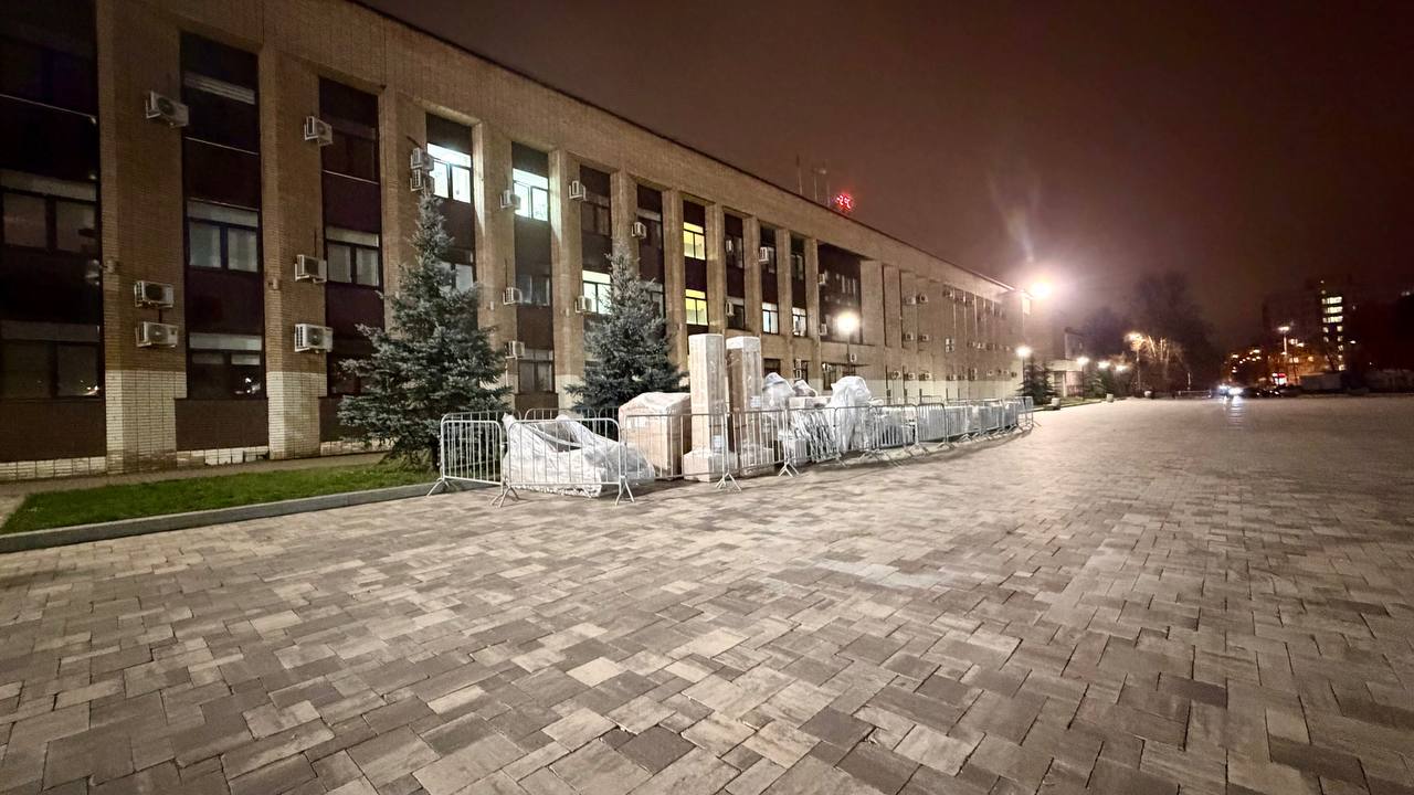 Что за «таинственные арт-объекты» появились у администрации?