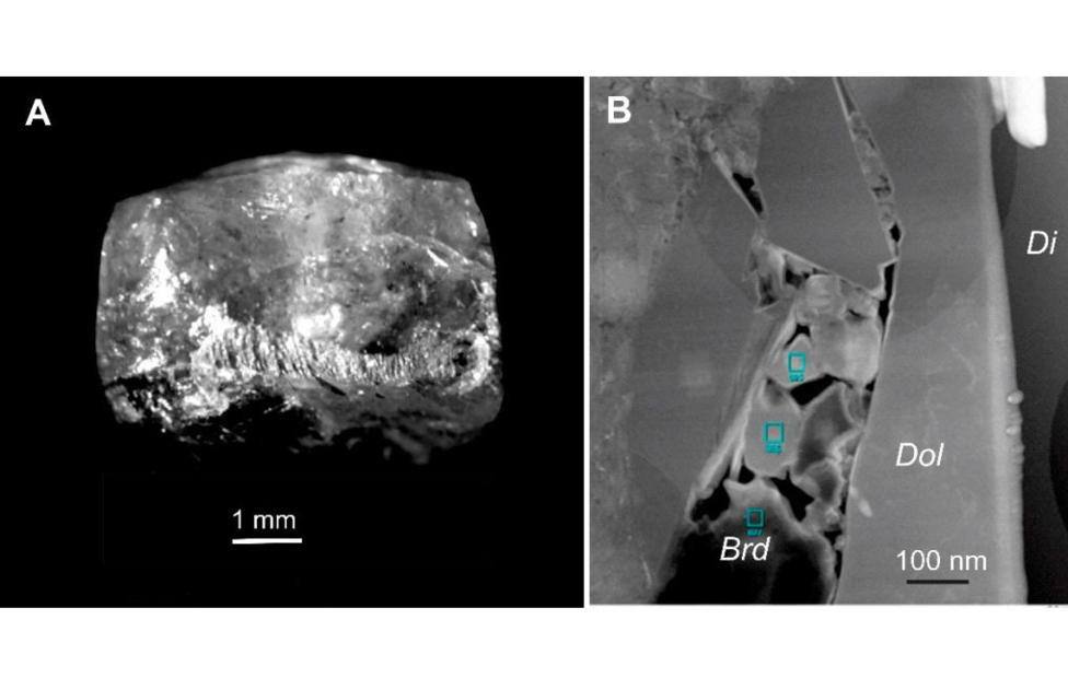 Российские ученые впервые нашли очень редкий минерал брэдлиит в алмазе из глубин Земли, сообщили в Минобрнауки