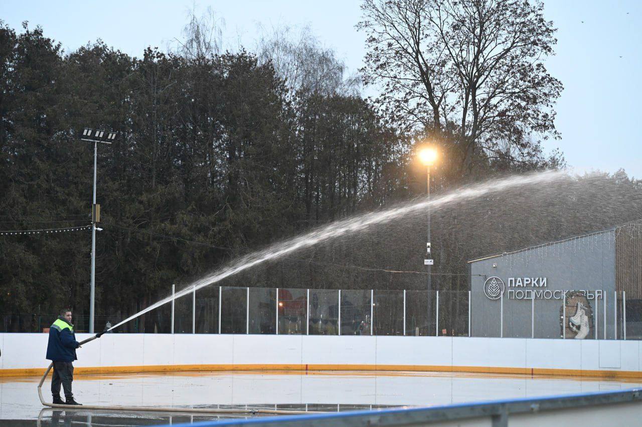 В Серпухове городские катки начали готовить к зимнему сезону