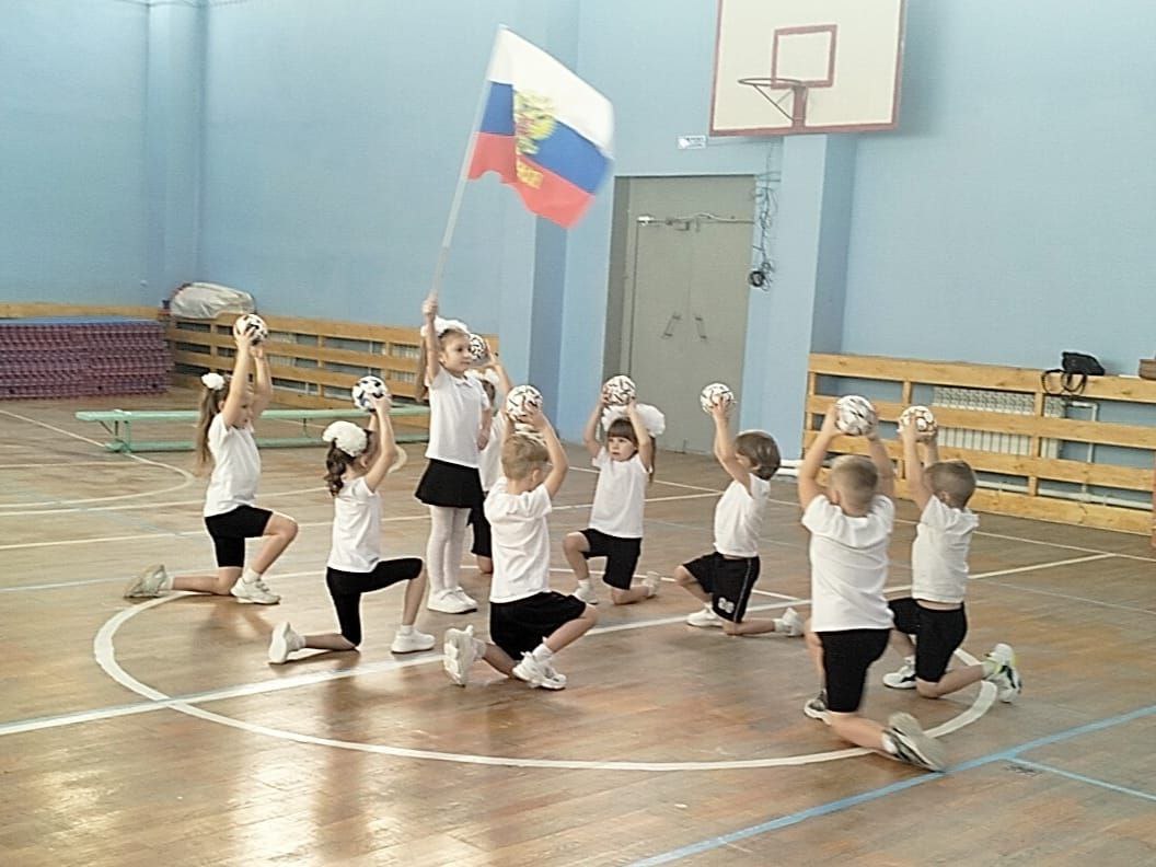 19 ноября в спортивном зале нашей гимназии прошел замечательный праздник для наших дошколят "Веселые старты- дети" и "Веселые старты - педагоги"