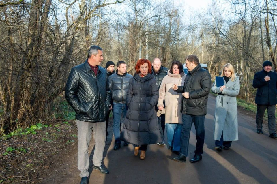 Татьяна Витушева: Второй точкой рабочего объезда стала автомобильная дорога, ведущая от деревни Павловское к деревне Обновлённый Труд
