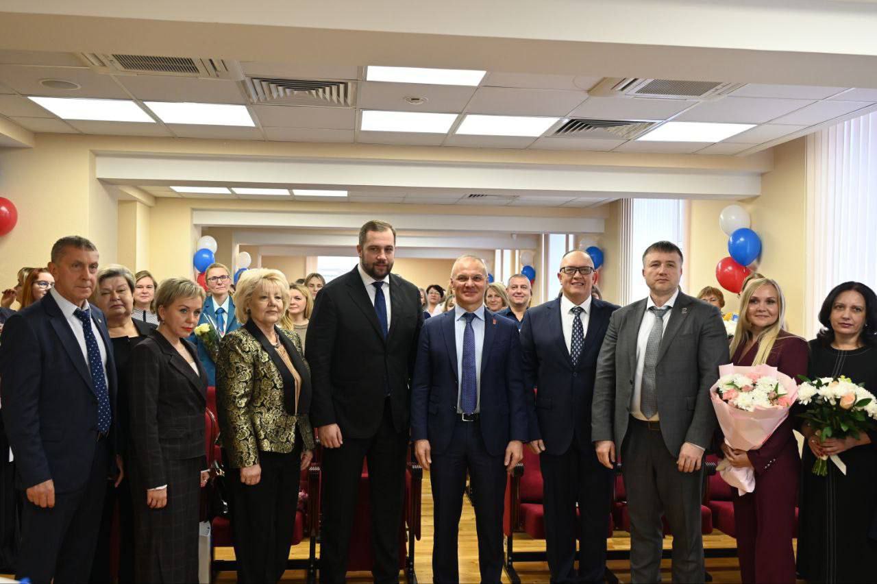 Глава Городского округа Серпухов Алексей Шимко совместно с депутатом Государственной Думы Александром Коганом, председателем окружного Совета депутатов Михаилом Шульгой и коллегами из Чехова поздравил сотрудников Федеральной...