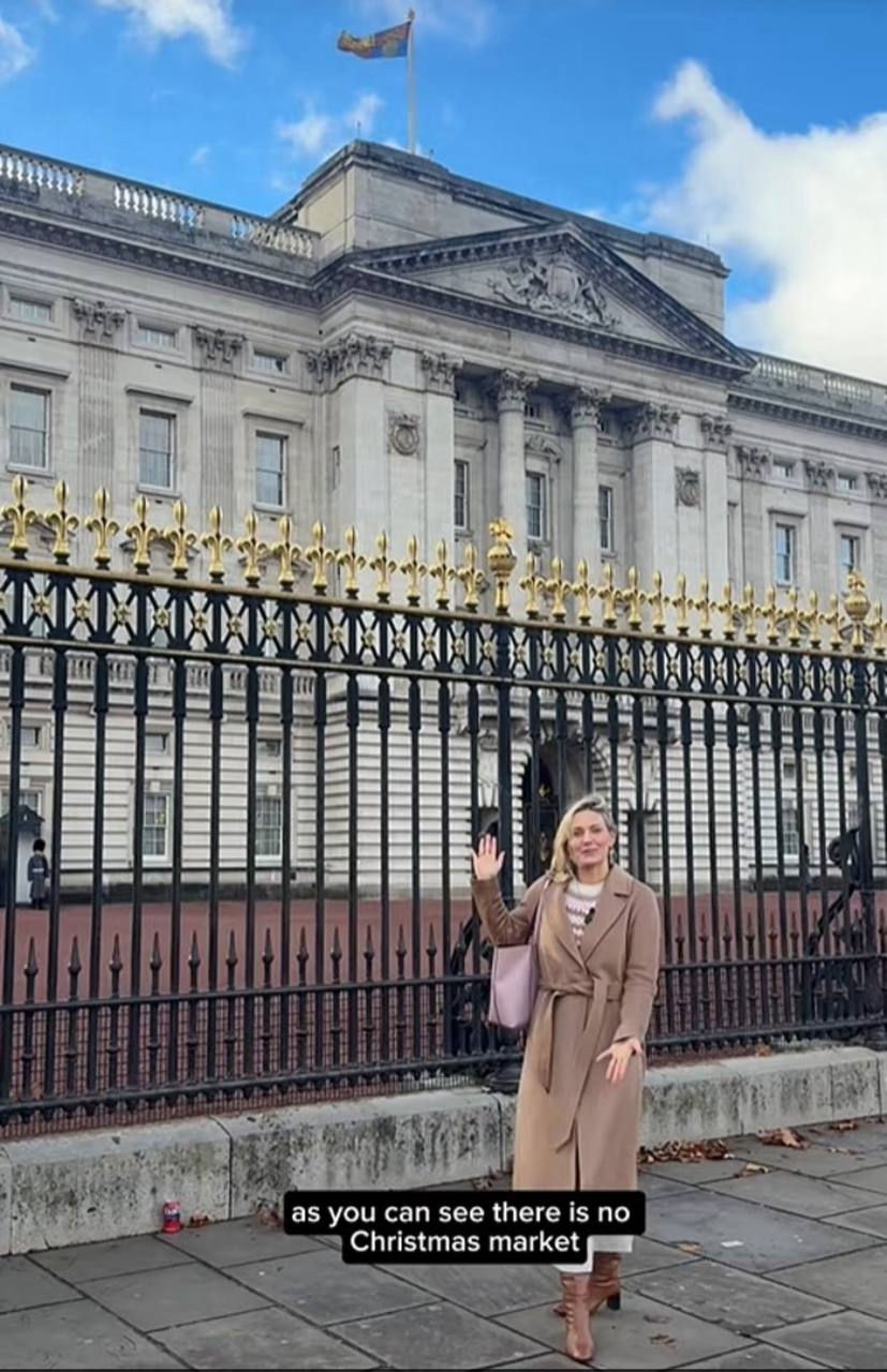 Ожидание и реальность. Туристы приехали к Букингемскому дворцу, чтобы посетить «первую в истории» рождественскую ярмарку, которую активно рекламировали в соцсетях, и… не обнаружили ничего Ожидание и реальность. Туристы приехали к Букингемскому дворцу, чтобы посетить «первую в истории» рождественскую ярмарку, которую активно рекламировали в соцсетях, и… не обнаружили ничего