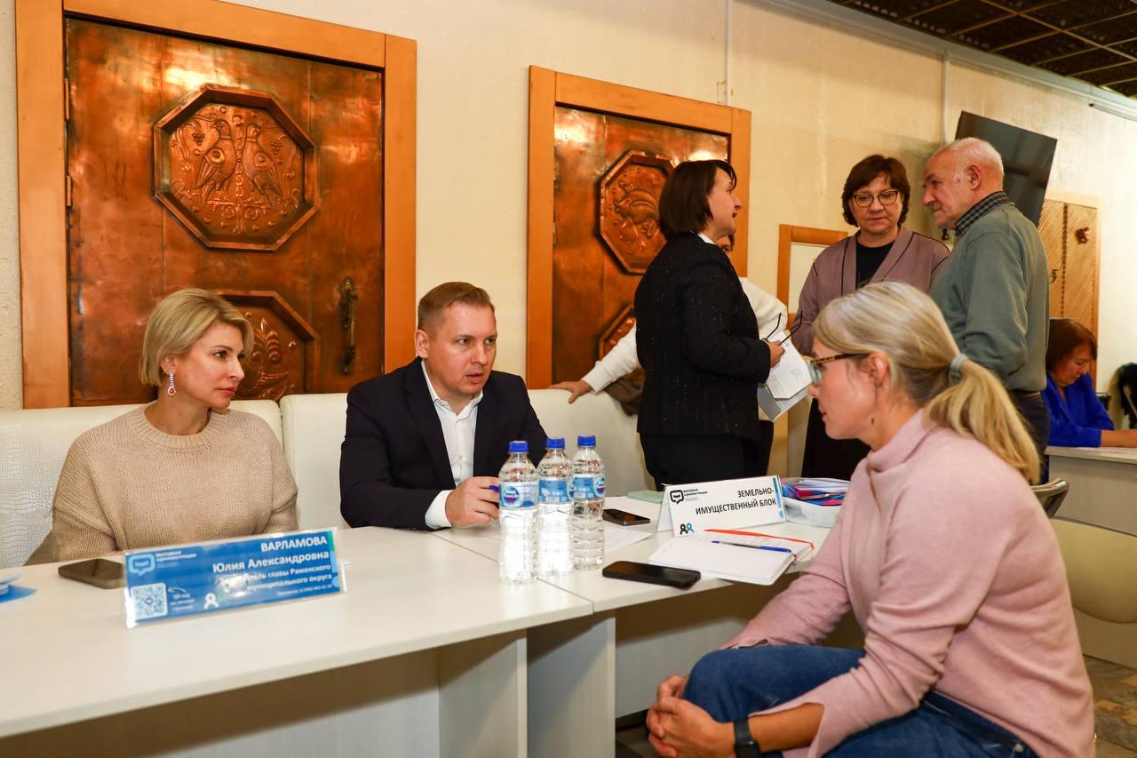 В поселке Родники прошла встреча жителей с представителями власти В поселке Родники прошла встреча жителей с представителями власти