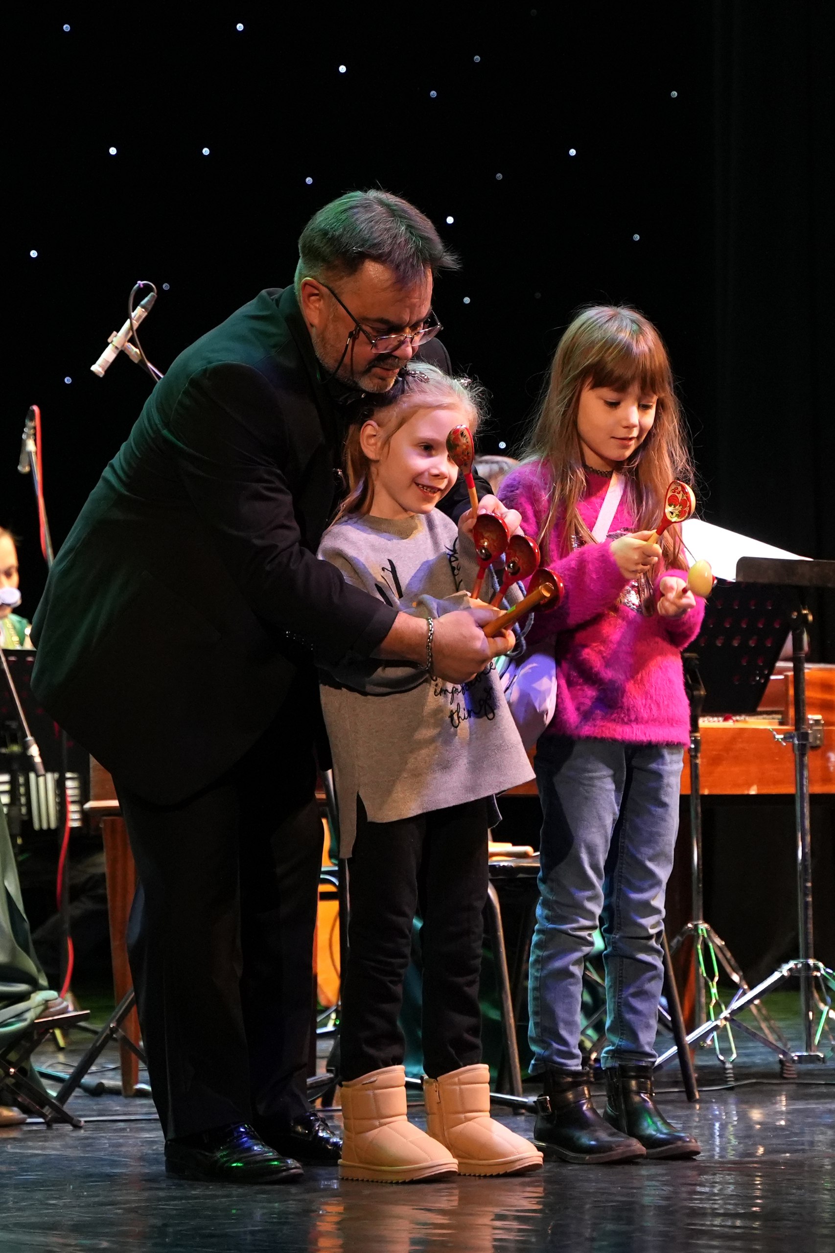 Во Дворце культуры "Дружба" г. Чехов оркестр русских народных инструментов "Сказ" увлек детей волшебством фольклора Во Дворце культуры "Дружба" г. Чехов оркестр русских народных инструментов "Сказ" увлек детей волшебством фольклора