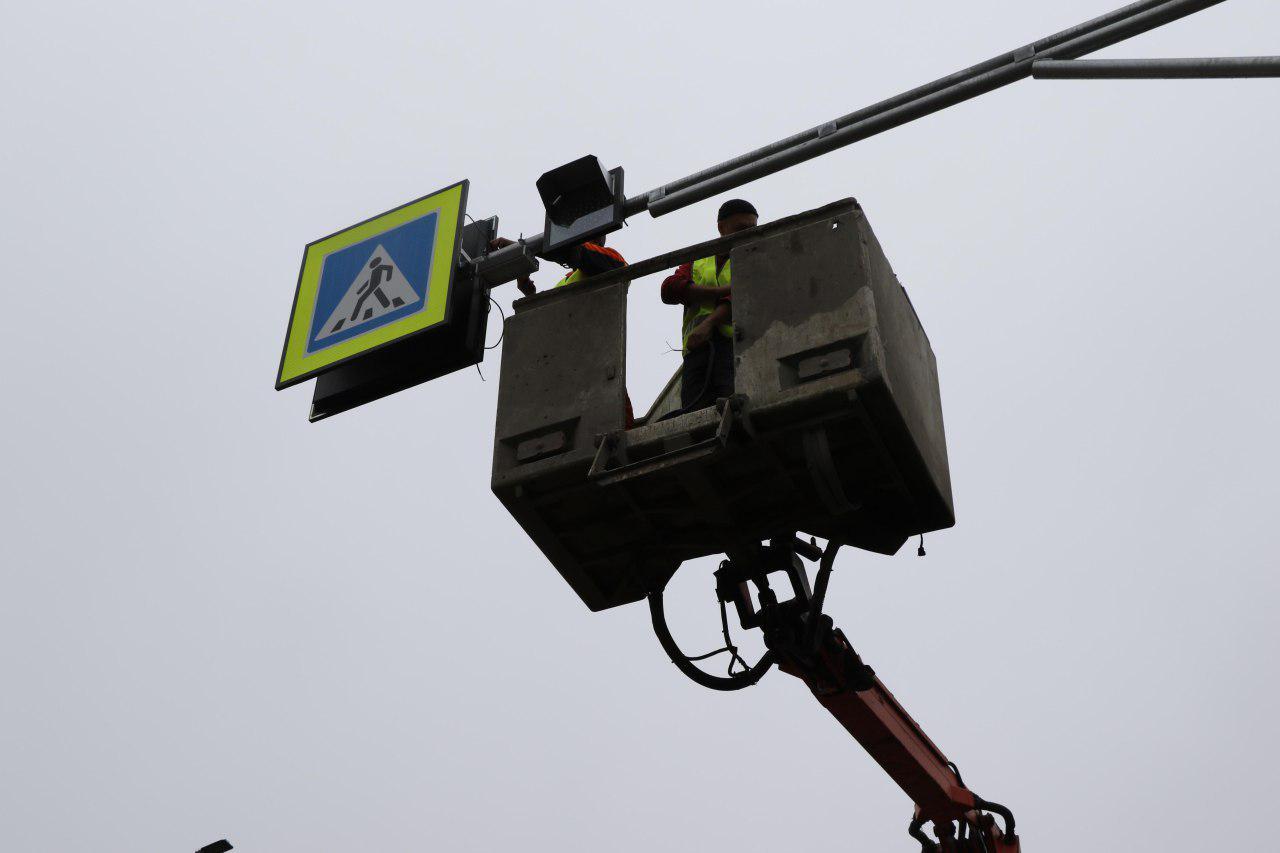 Специалисты Мосавтодора в рамках работ по зимнему содержанию провели ремонт элементов инфраструктуры на региональных дорогах Богородского округа для повышения безопасности участников дорожного движения