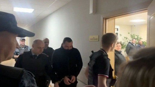 В Подмосковье арестован теперь уже бывший полицейский Дмитрий Савин, который накануне насмерть сбил женщину на пешеходном переходе