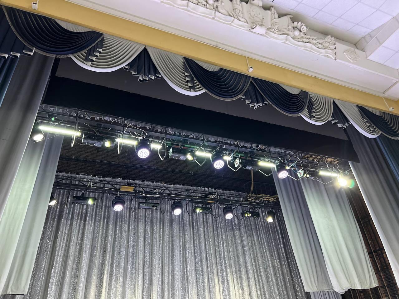 Во Дворце культуры Красноармейска установили новое световое оборудование Во Дворце культуры Красноармейска установили новое световое оборудование
