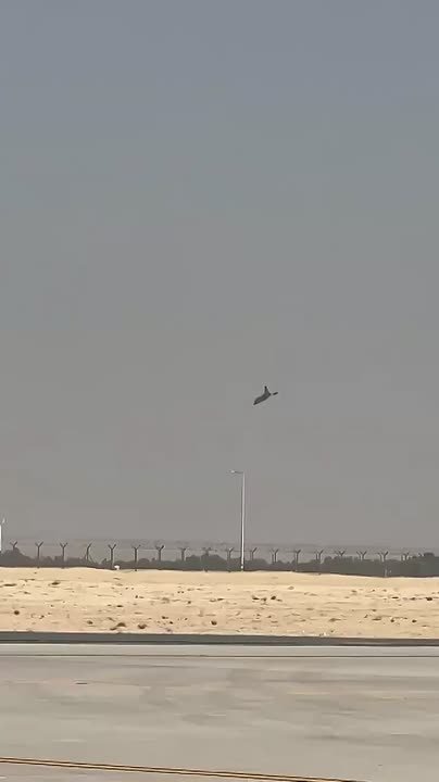 На Dubai Airshow разбился самолет, предварительно, индийский истребитель Tejas, пишет ТАСС