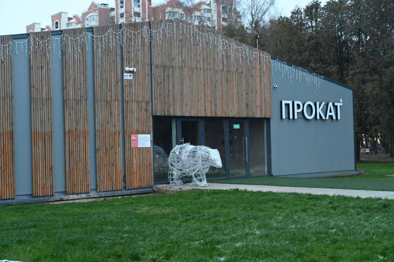 В Серпухове городские катки начали готовить к зимнему сезону В Серпухове городские катки начали готовить к зимнему сезону