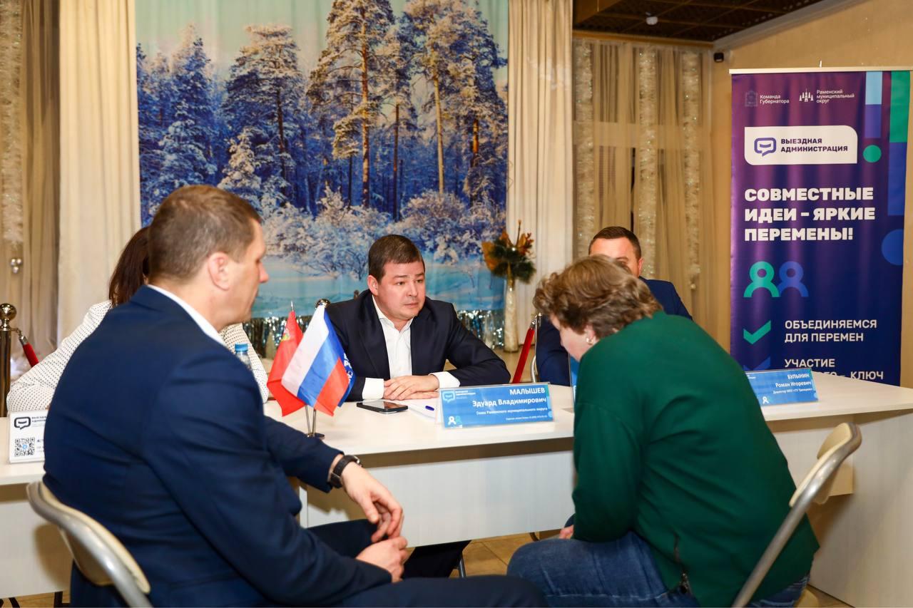 В поселке Родники прошла встреча жителей с представителями власти В поселке Родники прошла встреча жителей с представителями власти