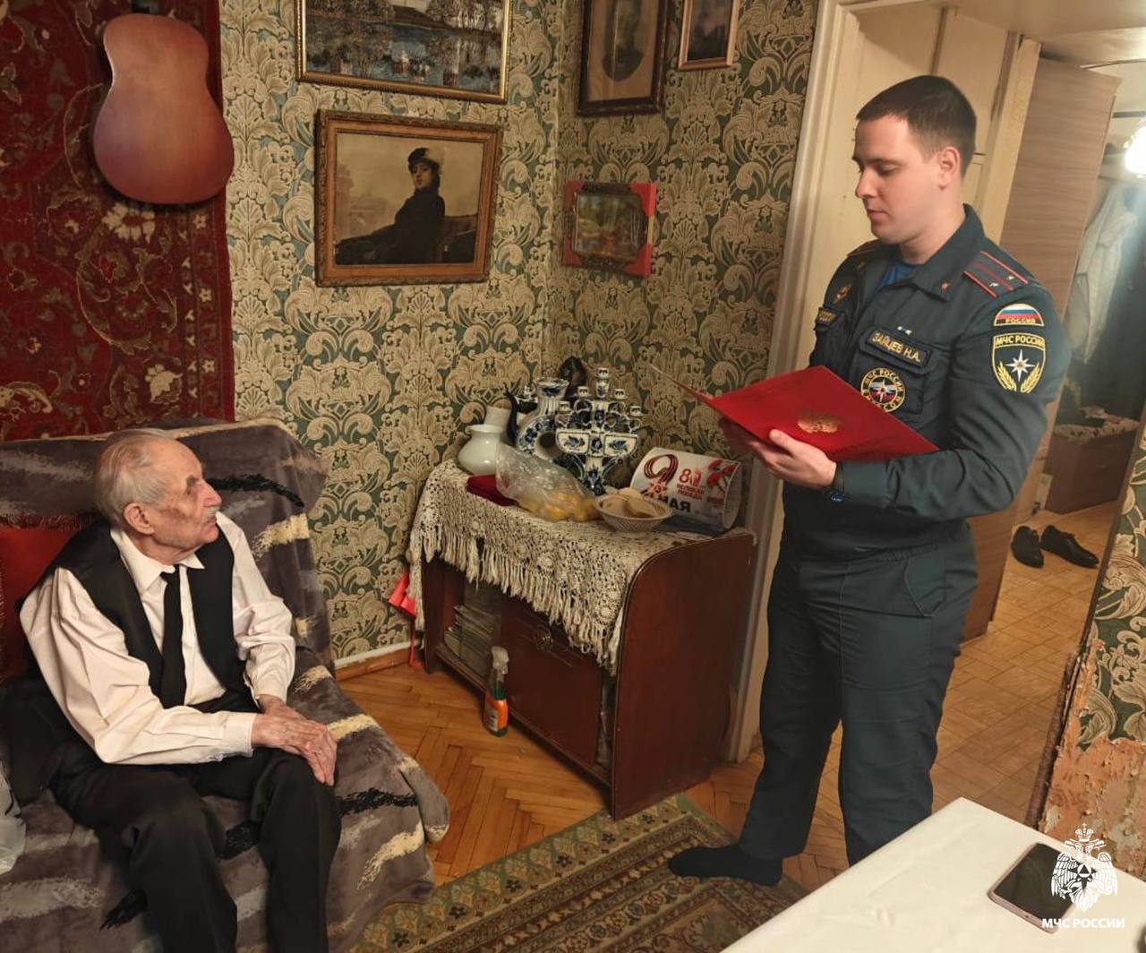 Сотрудники главного управления поздравили участника ВОВ Михаила Васильевича Рыбакова с 98-летием