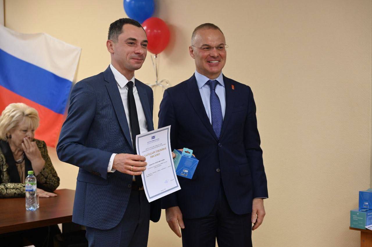 Глава Городского округа Серпухов Алексей Шимко совместно с депутатом Государственной Думы Александром Коганом, председателем окружного Совета депутатов Михаилом Шульгой и коллегами из Чехова поздравил сотрудников Федеральной... Глава Городского округа Серпухов Алексей Шимко совместно с депутатом Государственной Думы Александром Коганом, председателем окружного Совета депутатов Михаилом Шульгой и коллегами из Чехова поздравил сотрудников Федеральной...