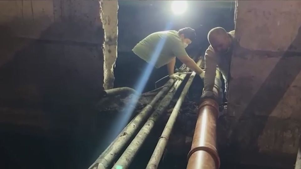 Протечку канализации в доме на Лихачёвском шоссе устраняют в оперативном режиме