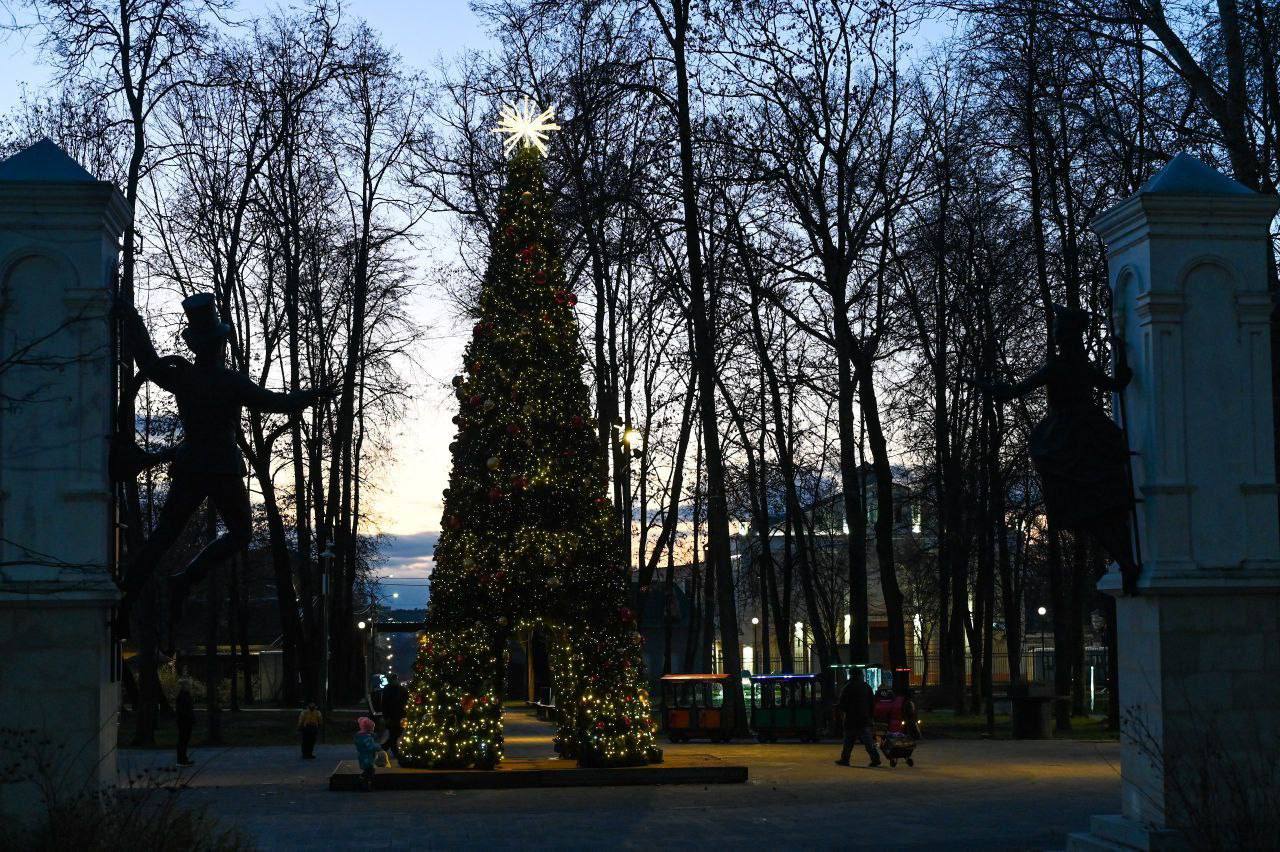 В Серпухове городские катки начали готовить к зимнему сезону В Серпухове городские катки начали готовить к зимнему сезону
