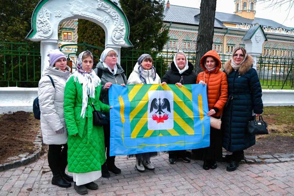Семьи участников специальной военной операции из Ленинского городского округа совершили паломническую поездку в Свято-Троицкую Сергиеву Лавру