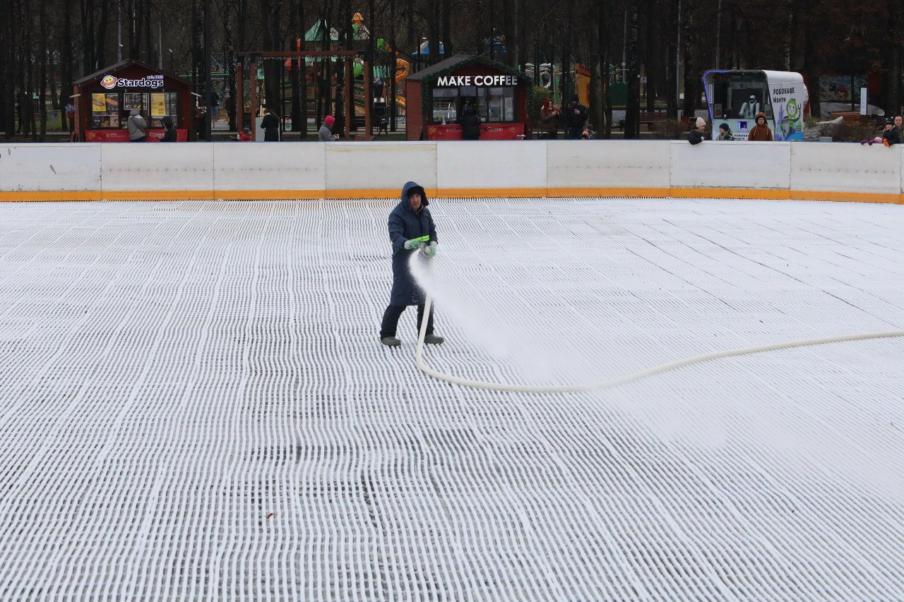 «Оттепели вопреки» - каток в Долгопрудном начал покрываться льдом «Оттепели вопреки» - каток в Долгопрудном начал покрываться льдом