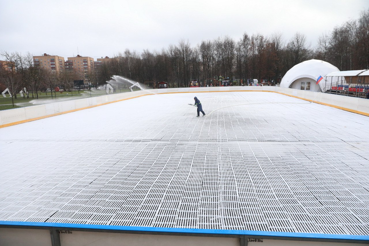«Оттепели вопреки» - каток в Долгопрудном начал покрываться льдом «Оттепели вопреки» - каток в Долгопрудном начал покрываться льдом
