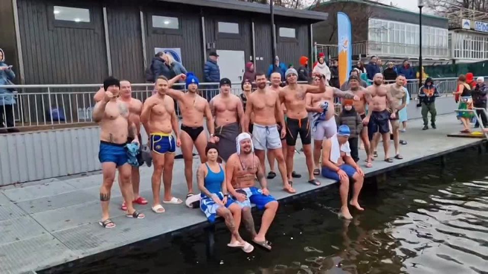 В Котовском заливе открыли новый сезон зимнего плавания и «Дом моржей»