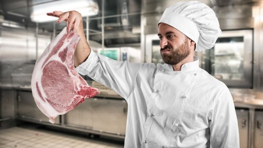 Неприятный душок не выдаст полежавшее мясо: перед готовкой натрите его этим продуктом