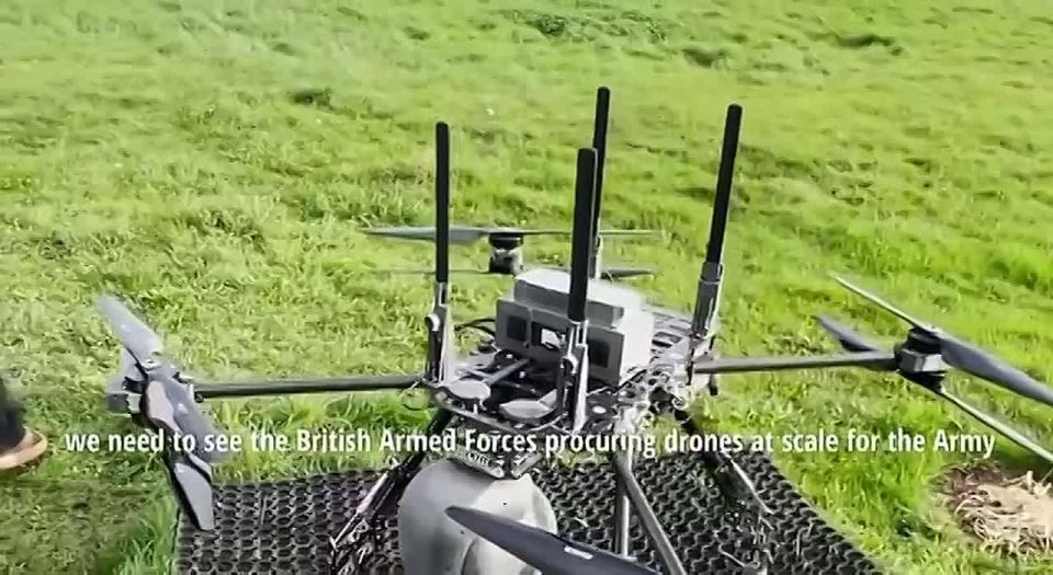Теневой министр обороны Великобритании и депутат британского парламента Джеймс Картлидж посетил новый завод по производству БЛА в Саффолке (его избирательный округ)