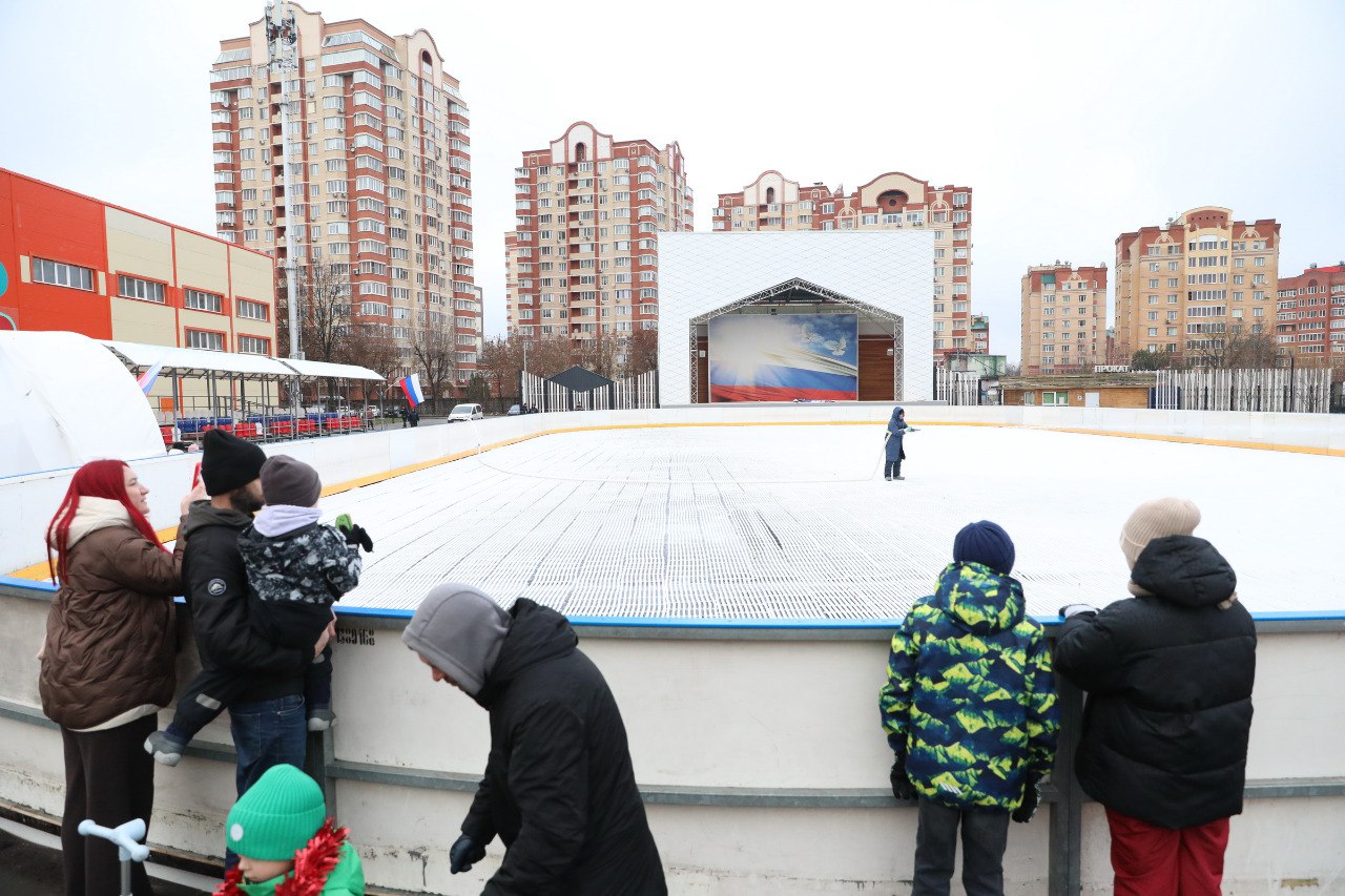 «Оттепели вопреки» - каток в Долгопрудном начал покрываться льдом