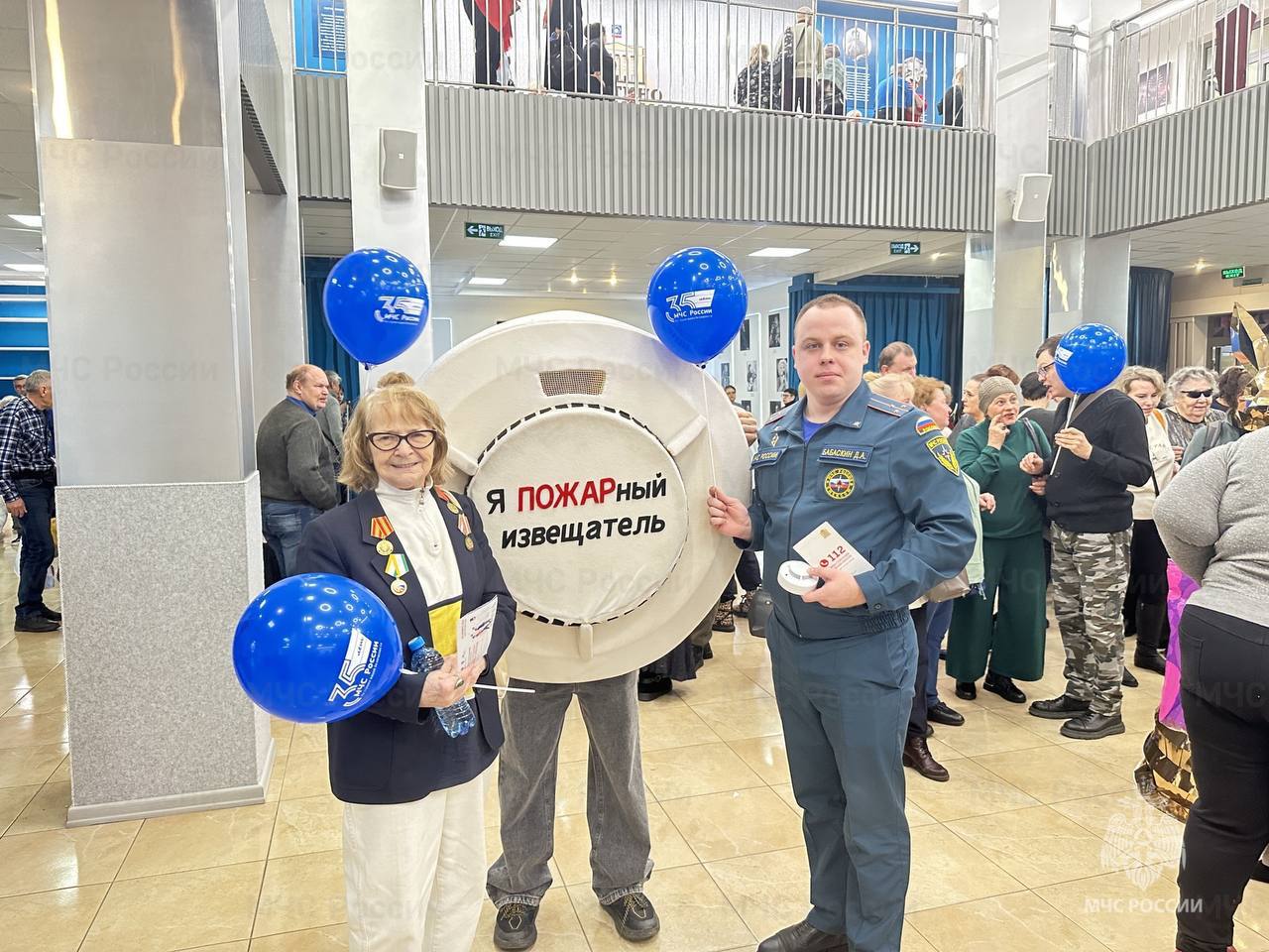 В Королёве сотрудники МЧС провели беседы с гостями праздника В Королёве сотрудники МЧС провели беседы с гостями праздника