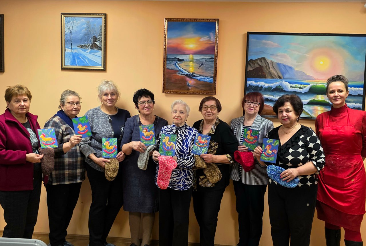 Художественный мастер-класс «Новогодняя открытка для СВОих» состоялся для участников программы «Активное долголетие» муниципального округа Чехов