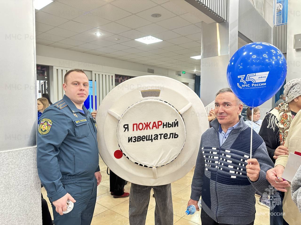 В Королёве сотрудники МЧС провели беседы с гостями праздника