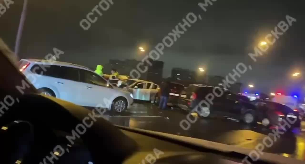 Новости к этому часу:. Массовая авария произошла рано утром на МКАДе: из-за гололедицы столкнулись порядка 10 машин, в результате образовалась большая пробка