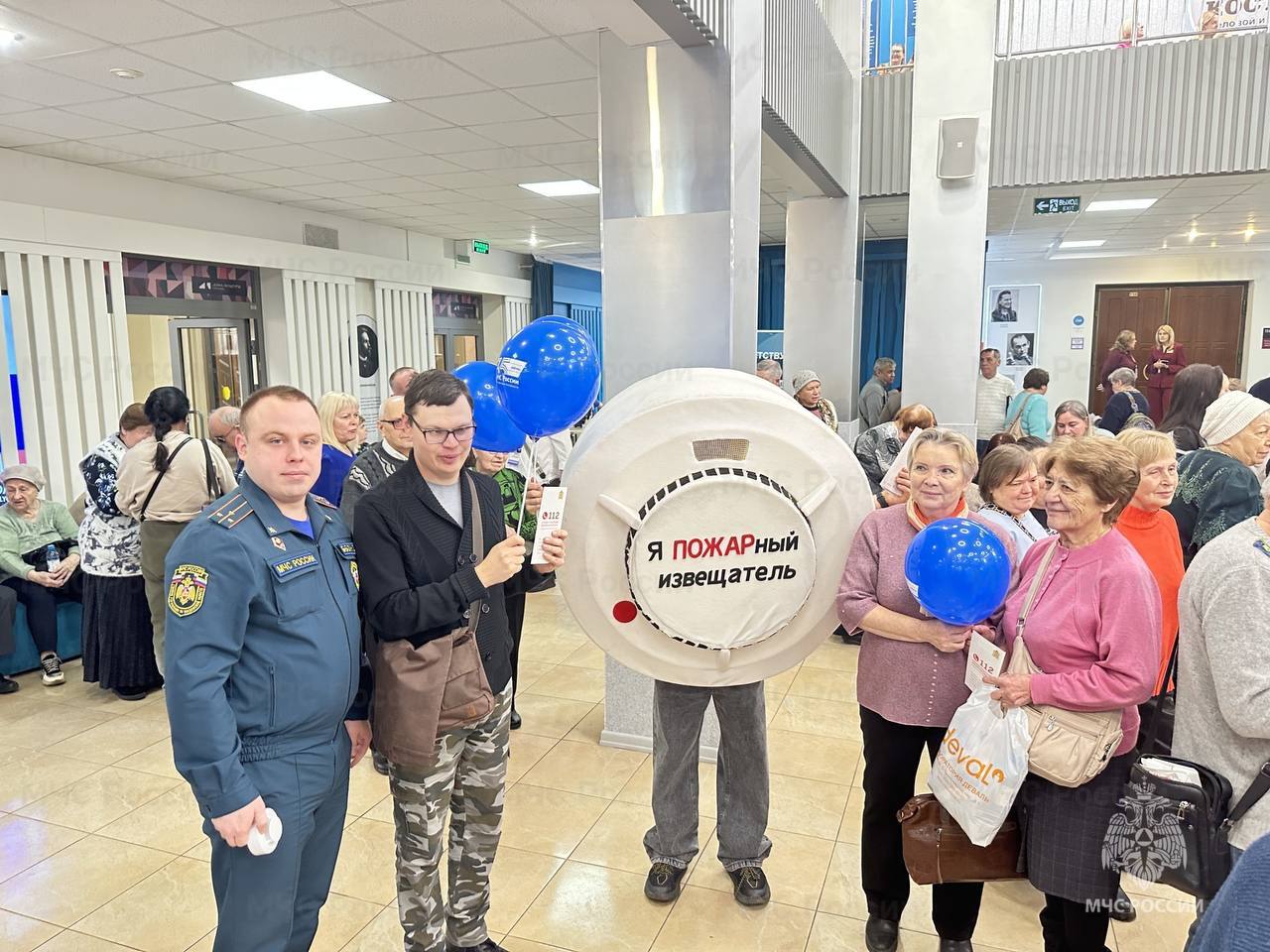 В Королёве сотрудники МЧС провели беседы с гостями праздника В Королёве сотрудники МЧС провели беседы с гостями праздника