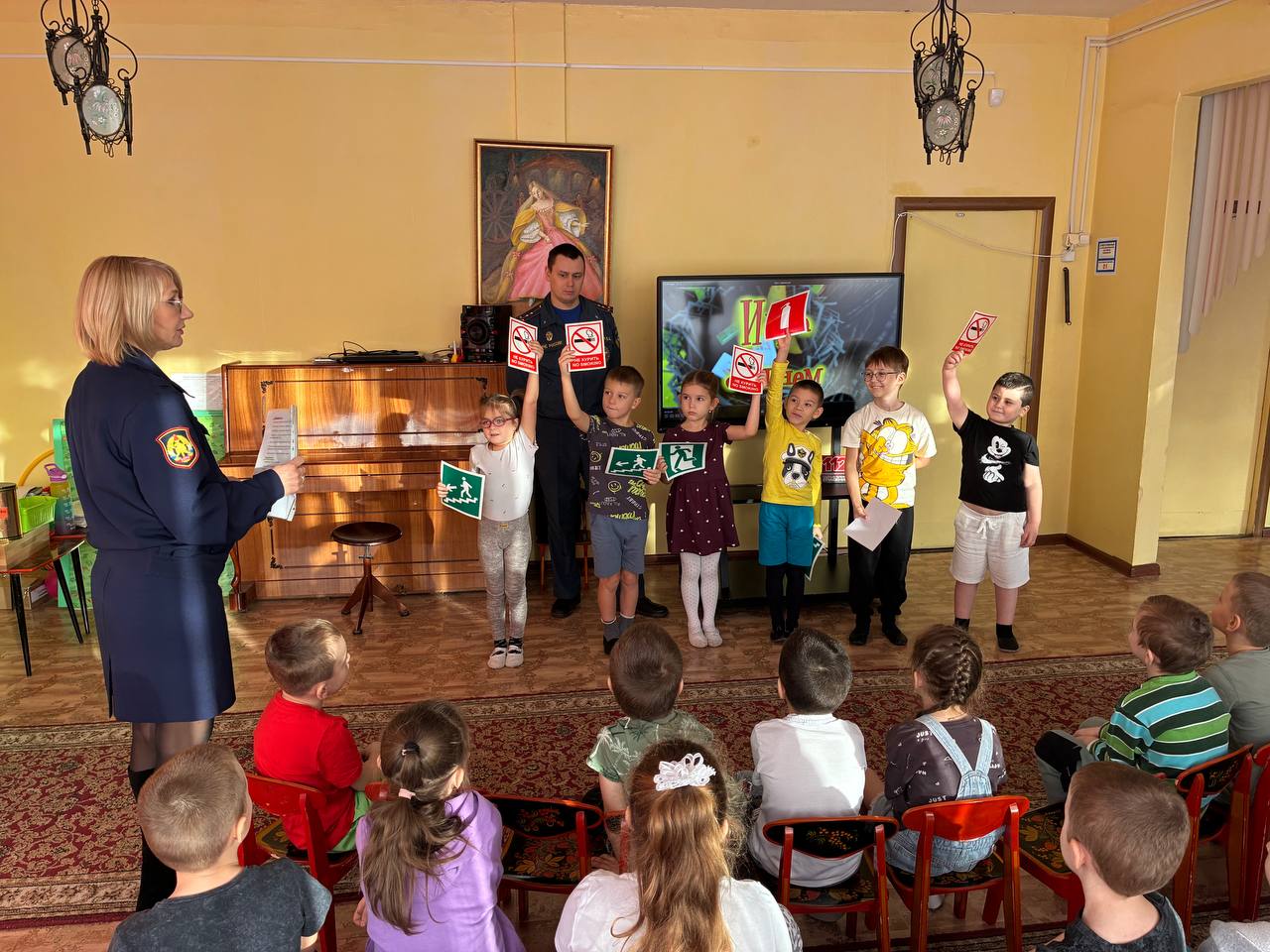 С раннего возраста необходимо воспитывать у детей навыки осторожного обращения с огнём С раннего возраста необходимо воспитывать у детей навыки осторожного обращения с огнём