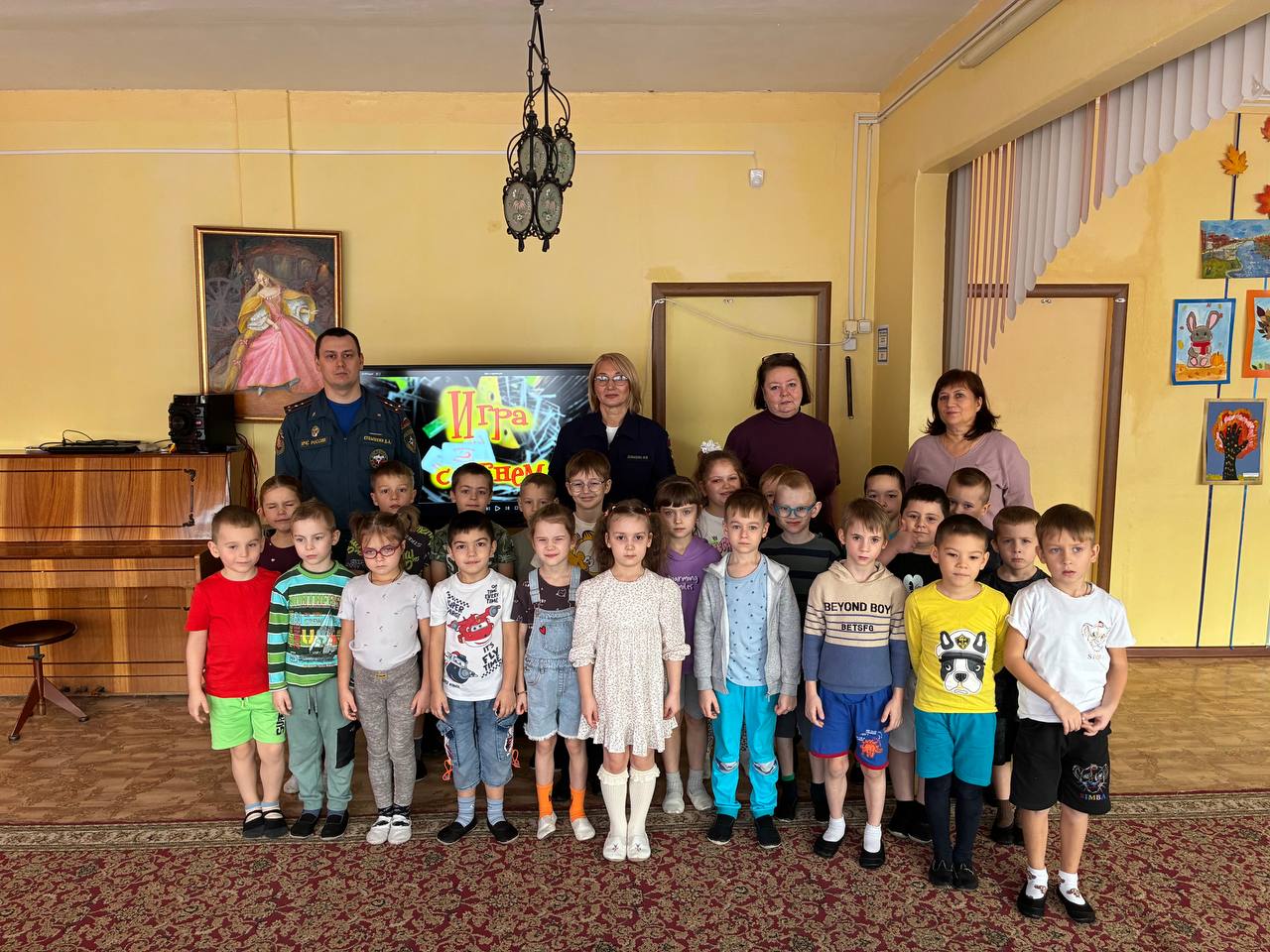 С раннего возраста необходимо воспитывать у детей навыки осторожного обращения с огнём