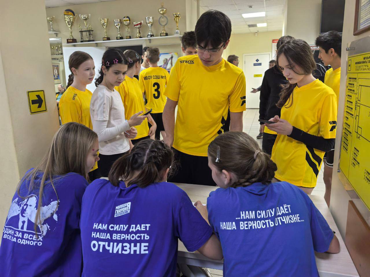 В Серпухове состоялся спортивный праздник в ФОК «Русский медведь» — волейбольный турнир «Стенка на стенку — школа на школу», организованный активистами «Молодой Гвардии Единой России» при активной помощи и поддержке Совета... В Серпухове состоялся спортивный праздник в ФОК «Русский медведь» — волейбольный турнир «Стенка на стенку — школа на школу», организованный активистами «Молодой Гвардии Единой России» при активной помощи и поддержке Совета...