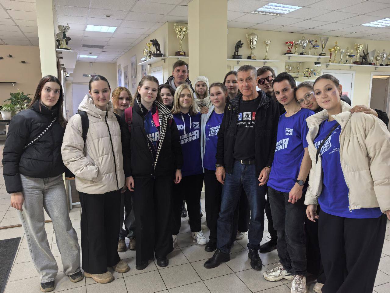 В Серпухове состоялся спортивный праздник в ФОК «Русский медведь» — волейбольный турнир «Стенка на стенку — школа на школу», организованный активистами «Молодой Гвардии Единой России» при активной помощи и поддержке Совета... В Серпухове состоялся спортивный праздник в ФОК «Русский медведь» — волейбольный турнир «Стенка на стенку — школа на школу», организованный активистами «Молодой Гвардии Единой России» при активной помощи и поддержке Совета...