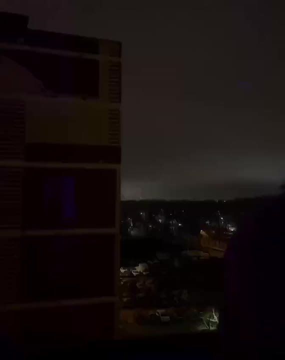 Со спецэффектами: видео, как электричка едет в Москву сквозь ледяной дождь