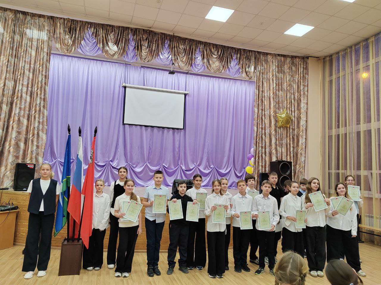 Традиционно понедельник открываем торжественной линейкой посвященной выносу Государственного флага РФ Традиционно понедельник открываем торжественной линейкой посвященной выносу Государственного флага РФ