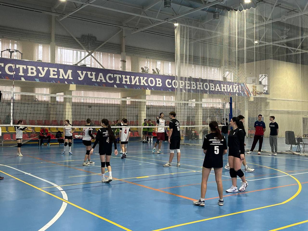 В Серпухове состоялся спортивный праздник в ФОК «Русский медведь» — волейбольный турнир «Стенка на стенку — школа на школу», организованный активистами «Молодой Гвардии Единой России» при активной помощи и поддержке Совета... В Серпухове состоялся спортивный праздник в ФОК «Русский медведь» — волейбольный турнир «Стенка на стенку — школа на школу», организованный активистами «Молодой Гвардии Единой России» при активной помощи и поддержке Совета...